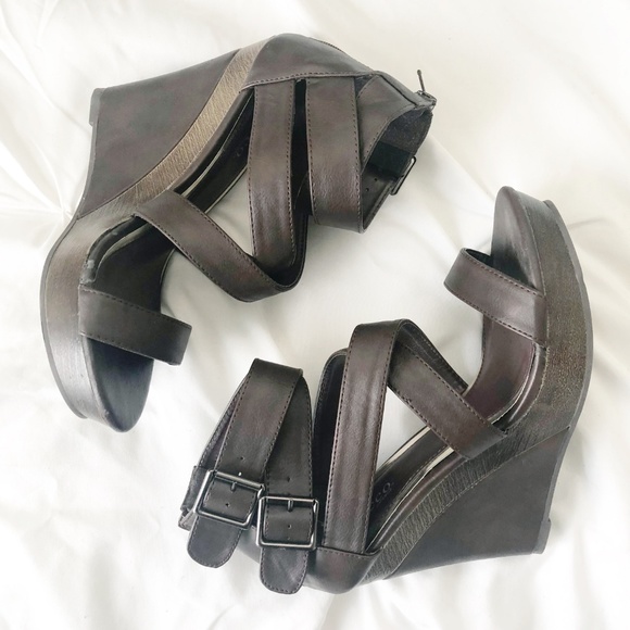 BUCCO Litty Brown Strappy Wedge Sandal - Picture 1 of 8